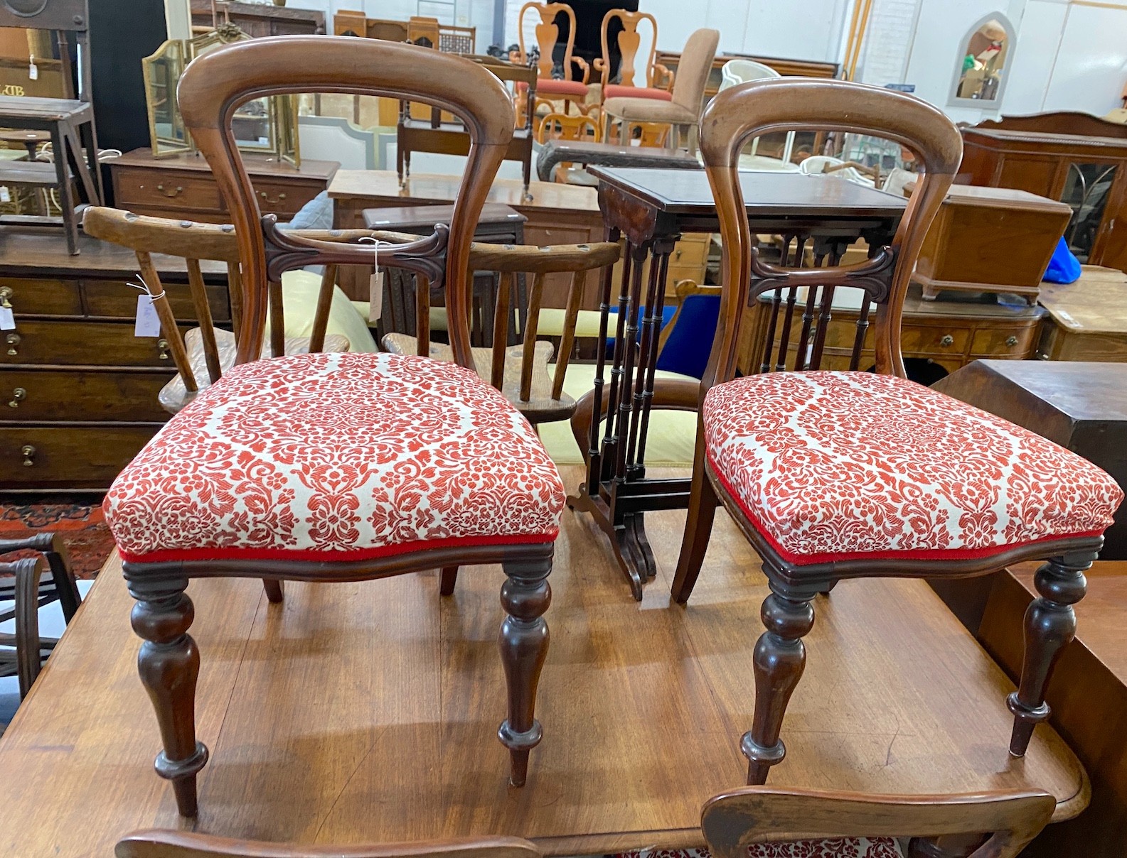 A Victorian rectangular mahogany extending dining table, length 150cm, width 105cm, height 71cm together with six Victorian mahogany balloon back dining chairs